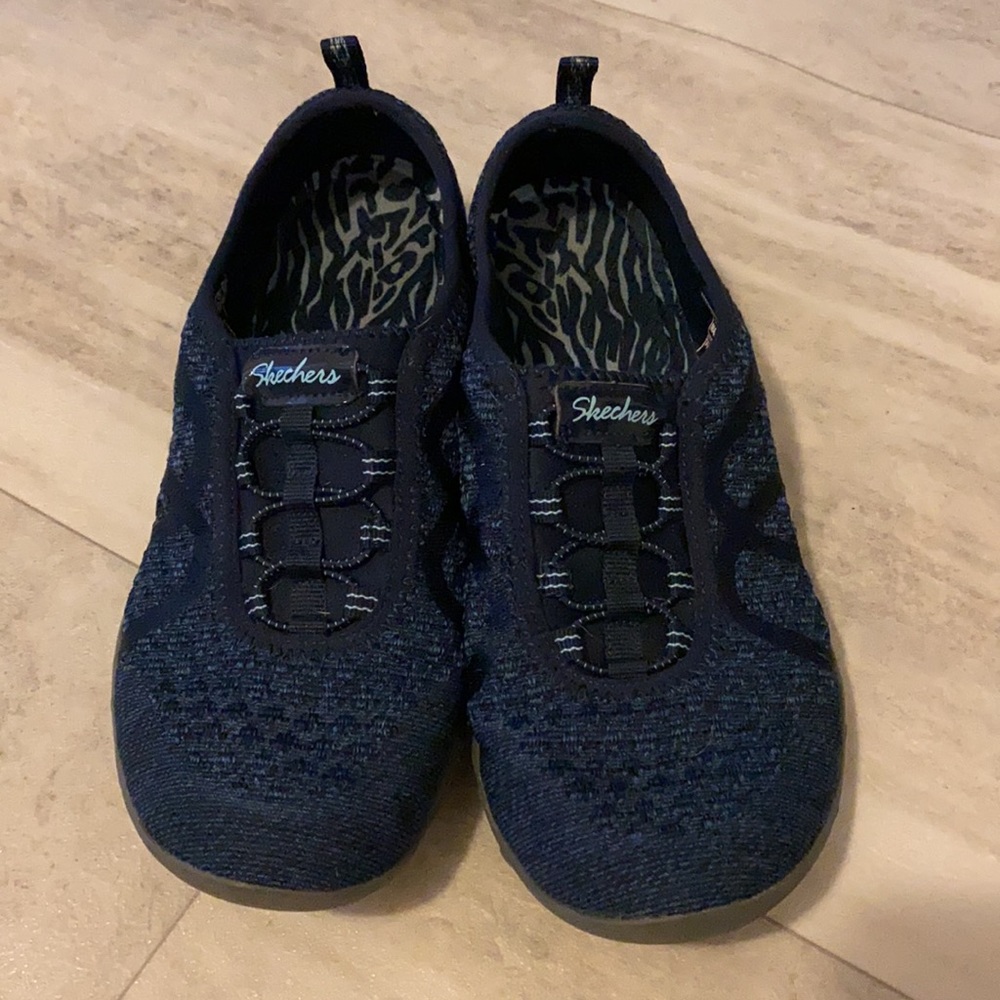 Navy blue slip on skechers